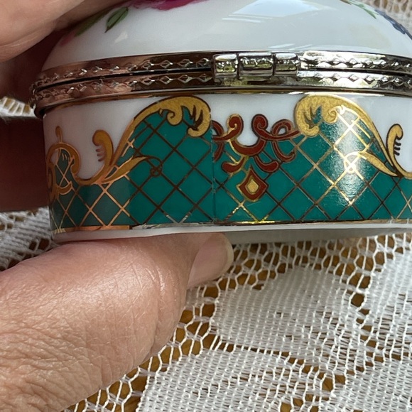 Mini porcelain box w/hinged lid, vintage - Picture 5 of 16